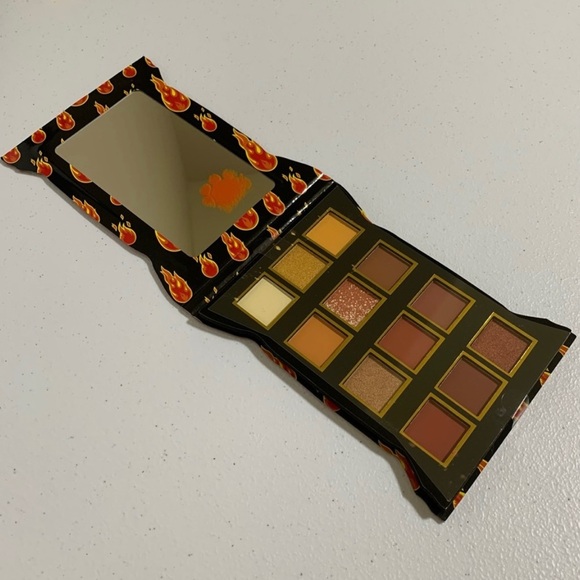 Taste Beauty x Flamin’ Hot Crunchy Cheetos Eyeshadow Palette & Brush Set-New - Picture 5 of 9